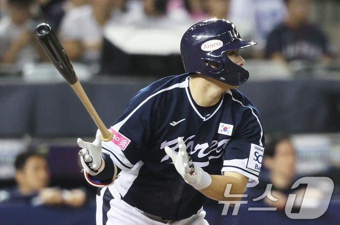 15일(현지시간) 오후 대만 타이베이시 타이베이돔에서 열린 2024 WBSC 프리미어12 B조 예선 대한민국과 일본의 경기, 2회초 대한민국 공격 2사 1, 3루 상황에서 홍창기가 1타점 적시타를 치고 있다. 2024.11.15/뉴스1 ⓒ News1 장수영 기자