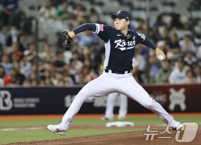 15일(현지시간) 오후 대만 타이베이시 타이베이돔에서 열린 2024 WBSC 프리미어12 B조 예선 대한민국과 일본의 경기, 1회말 대한민국 선발 최승용이 역투하고 있다. 2024.11.15/뉴스1 ⓒ News1 장수영 기자