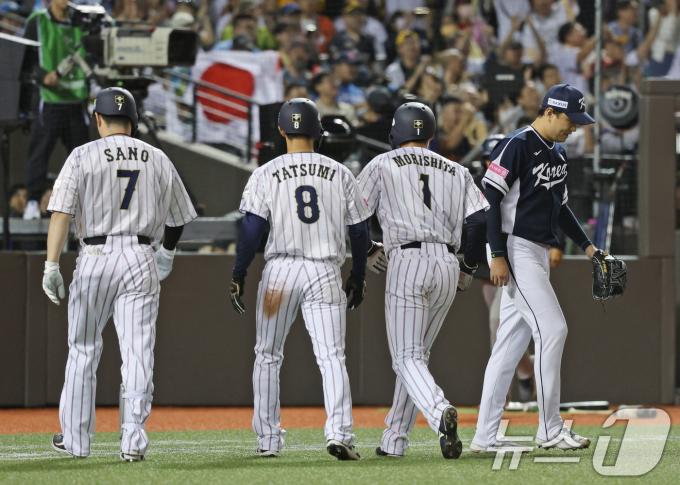 15일(현지시간) 오후 대만 타이베이시 타이베이돔에서 열린 2024 WBSC 프리미어12 B조 예선 대한민국과 일본의 경기, 5회말 일본공격 2사 만루 상황에서 마운드에 오른 이영하가 안타를 허용하며 2실점하고 있다. 2024.11.15/뉴스1 ⓒ News1 장수영 기자