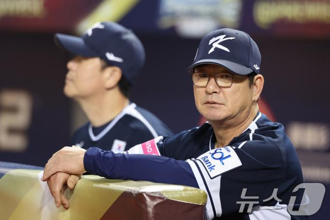 15일(현지시간) 오후 대만 타이베이시 타이베이돔에서 열린 2024 WBSC 프리미어12 B조 예선 대한민국과 일본의 경기에 앞서 대표팀 류중일 감독이 경기장을 바라보고 있다. 2024.11.15/뉴스1 ⓒ News1 장수영 기자
