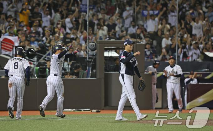 15일(현지시간) 오후 대만 타이베이시 타이베이돔에서 열린 2024 WBSC 프리미어12 B조 예선 대한민국과 일본의 경기, 5회말 일본공격 2사 만루 상황에서 마운드에 오른 이영하가 안타를 허용하며 2실점하고 있다. 2024.11.15/뉴스1 ⓒ News1 장수영 기자