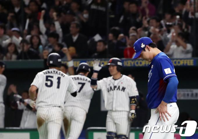19일 일본 도쿄돔에서 열린 2017아시아프로야구챔피언십(APBC) 결승전 대한민국과 일본과의 경기, 5회말 무사 1,3루 상황에서 일본 니시카와에게 2타점 2루타를 맞은 대한민국 투수 김윤동이 아쉬워하고 있다. 2017.11.19/뉴스1 ⓒ News1 황기선 기자