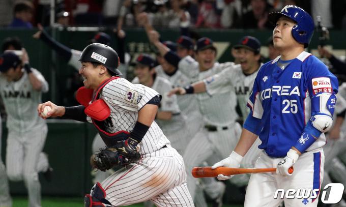 17일 오후(현지시간) 일본 도쿄돔에서 열린 2019 세계야구소프트볼연맹(WBSC) 프리미어12 결승전 대한민국과 일본의 경기에서 9회초 2사 주자없는 상황에서 마지막 아웃카운트를 삼진으로 당한 대한민국 양의지가 아쉬워하고 있다. 2019.11.17/뉴스1 ⓒ News1 황기선 기자