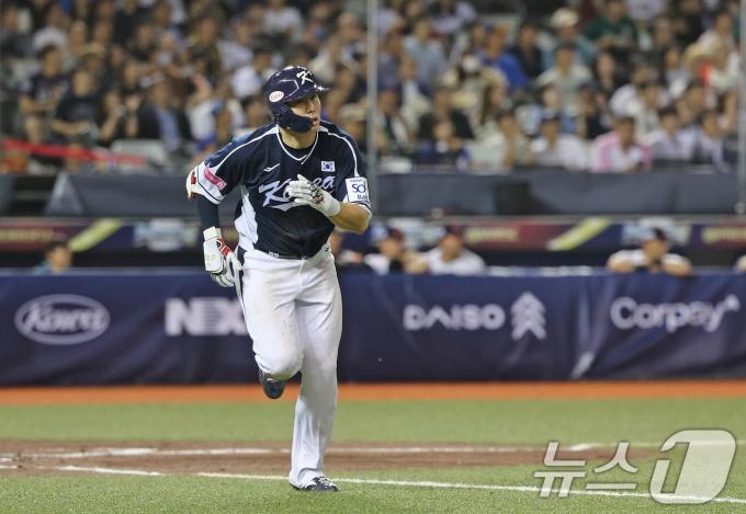 15일(현지시간) 오후 대만 타이베이시 타이베이돔에서 열린 2024 WBSC 프리미어12 B조 예선 대한민국과 일본의 경기, 2회초 대한민국 공격 2사 1, 3루 상황에서 홍창기가 1타점 적시타를 치며 출루하고 있다. 2024.11.15/뉴스1 ⓒ News1 장수영 기자