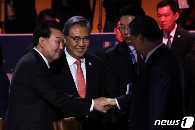 시진핑 주석과 악수하는 윤 대통령