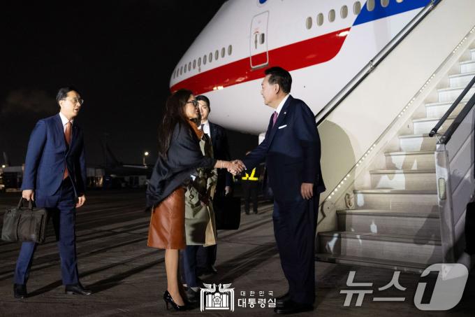 아시아태평양경제협력체(APEC) 정상회의에 참석하는 윤석열 대통령이 14일(현지시간) 페루 리마 제2공군비행단에 도착해 환영 받고 있다. (대통령실 홈페이지) 2024.11.15/뉴스1 ⓒ News1 박지혜 기자