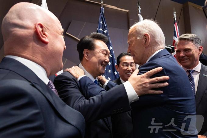북대서양조약기구(NATO·나토) 정상회의에 참석한 윤석열 대통령이 11일(현지시간) 미국 워싱턴DC 월터 E. 워싱턴 컨벤션센터에서 열린 한국·일본·호주·뉴질랜드 4개국(IP4) 정상회동을 찾은 조 바이든 미국 대통령과 포옹하고 있다. (대통령실 제공) 2024.7.12/뉴스1 ⓒ News1 박지혜 기자