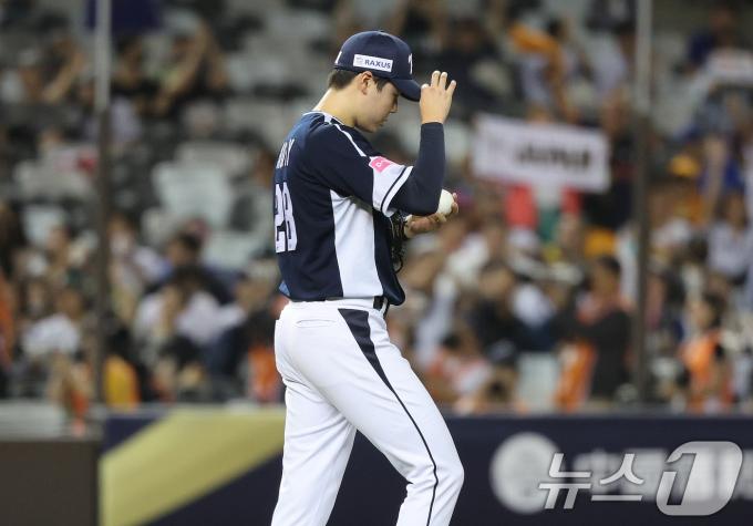 15일(현지시간) 오후 대만 타이베이시 타이베이돔에서 열린 2024 WBSC 프리미어12 B조 예선 대한민국과 일본의 경기, 2회말 일본 공격 2사 2, 3루 상황에서 구레야바시의 안타로 2실점한 최승용이 아쉬워하고 있다. 2024.11.15/뉴스1 ⓒ News1 장수영 기자