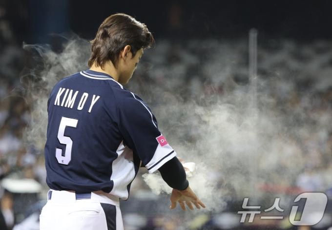 15일(현지시간) 오후 대만 타이베이시 타이베이돔에서 열린 2024 WBSC 프리미어12 B조 예선 대한민국과 일본의 경기에서 김도영이 로진을 묻히며 경기를 준비하고 있다. 2024.11.15/뉴스1 ⓒ News1 장수영 기자