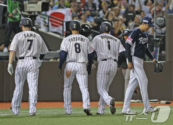 15일(현지시간) 오후 대만 타이베이시 타이베이돔에서 열린 2024 WBSC 프리미어12 B조 예선 대한민국과 일본의 경기, 5회말 일본공격 2사 만루 상황에서 마운드에 오른 이영하가 안타를 허용하며 2실점하고 있다. 2024.11.15/뉴스1 ⓒ News1 장수영 기자