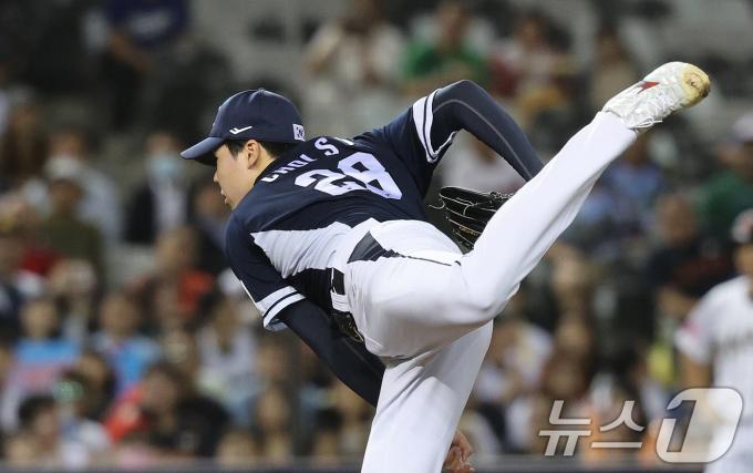 15일(현지시간) 오후 대만 타이베이시 타이베이돔에서 열린 2024 WBSC 프리미어12 B조 예선 대한민국과 일본의 경기, 1회말 대한민국 선발 최승용이 역투하고 있다. 2024.11.15/뉴스1 ⓒ News1 장수영 기자