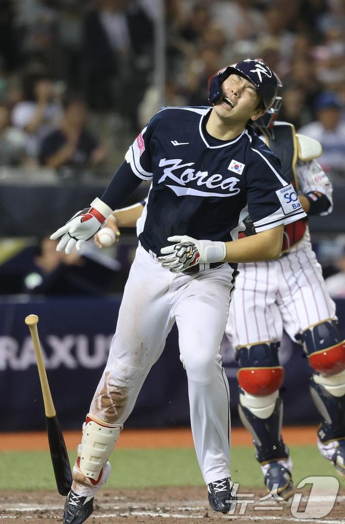 15일(현지시간) 오후 대만 타이베이시 타이베이돔에서 열린 2024 WBSC 프리미어12 B조 예선 대한민국과 일본의 경기, 4회초 대한민국 공격 2사 2루 상황에서 홍창기가 스트라이크 낫 아웃되며 득점 기회를 놓치고 있다. 2024.11.15/뉴스1 ⓒ News1 장수영 기자