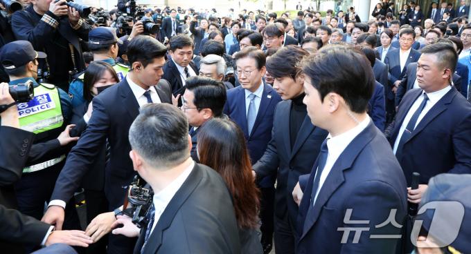 이재명 더불어민주당 대표가 15일 서울 서초구 서울중앙지방법원에서 열린 '공직선거법 위반' 1심 선고 공판에서 징역 1년에 집행유예 2년을 선고받은 뒤 침통한 표정으로 법정을 나서고 있다. 이 판결이 대법원에서 확정될 경우 이 대표는 의원직을 잃고, 대선 출마도 불가능하다. 2024.11.15/뉴스1 ⓒ News1 이동해 기자