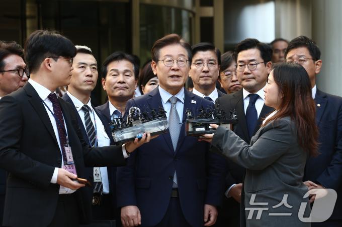 이재명 더불어민주당 대표가 15일 서울 서초구 서울중앙지방법원에서 열린 '공직선거법 위반' 1심 선고 공판에서 징역 1년에 집행유예 2년을 선고받은 뒤 법원을 나서며 심정을 밝히고 있다./뉴스1 ⓒ News1 김민지 기자