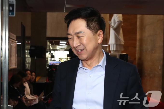 김기현 국민의힘 의원이 6일 오후 서울 여의도 국회에서 한동훈 대표와 당내 중진 5·6선 의원들과의 회동에 참석하기 위해 당대표실로 향하고 있다. 2024.11.6/뉴스1 ⓒ News1 이광호 기자
