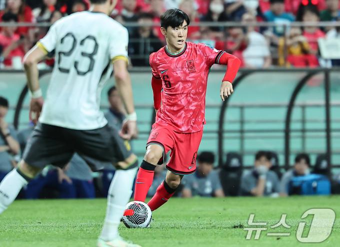 축구대표팀의 황인범(오른쪽). 2024.6.11/뉴스1 ⓒ News1 김도우 기자