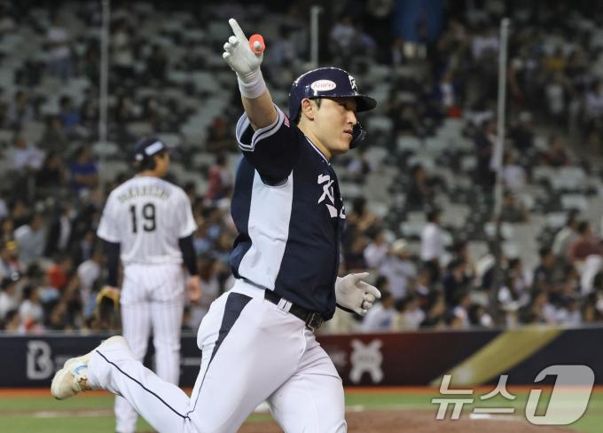 15일(현지시간) 오후 대만 타이베이시 타이베이돔에서 열린 2024 WBSC 프리미어12 B조 예선 대한민국과 일본의 경기, 4회초 대한민국 공격 1사 상황에서 솔로홈런을 친 대한민국 박동원이 세리머니를 하며 홈을 향해 달리고 있다. 2024.11.15/뉴스1 ⓒ News1 장수영 기자