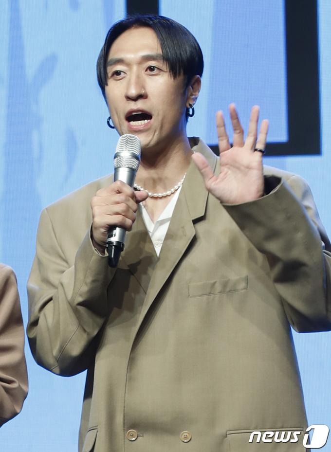 그룹 코요태의 빽가가 12일 서울 강남구 일지아트홀에서 가진 디지털 싱글 '바람' 발매 쇼케이스에서 인사말을 하고 있다. 2023.7.12/뉴스1 ⓒ News1 권현진 기자