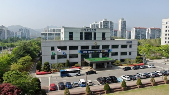 안양시의회 김주석 부의장이 "실명을 거론하며 악의적이고 끼워맞추기식 보도를 했다"며 A언론사 사장과 편집국장, 기자를 출판물에 의한 명예훼손으로 경찰에 고소했다는 입장문을 발표했다. 사진은 안양시의회 전경. / 사진제공=안양시의회