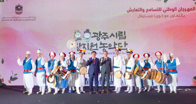 방세환 광주시장(오른쪽으로부터 8번째)이 광주시 대표단과 아랍에미리트에서 농악공연에 앞서 사진촬영을 하고 있다. / 사진제공=광주시 