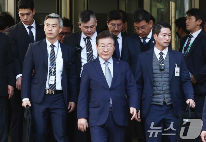 이재명 더불어민주당 대표가 15일 서울 서초구 서울중앙지방법원에서 열린 '공직선거법 위반' 1심 선고 공판에서 징역 1년에 집행유예 2년을 선고받은 뒤 법정을 나서고 있다. 2024.11.15/뉴스1 ⓒ News1 김민지 기자