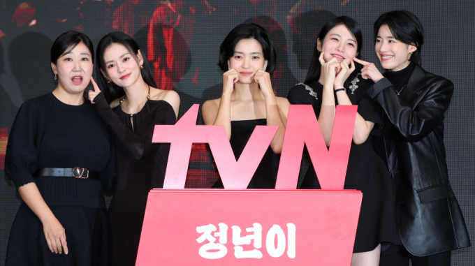 배우 라미란(왼쪽부터), 김윤혜, 김태리, 정은채, 라미란이 10일 오후 서울 영등포구 콘래드호텔에서 열린 tvN 새 토일드라마 '정년이'(극본 최효비, 연출 정지인) 제작발표회에서 포즈를 취하고 있다. /사진=뉴시스