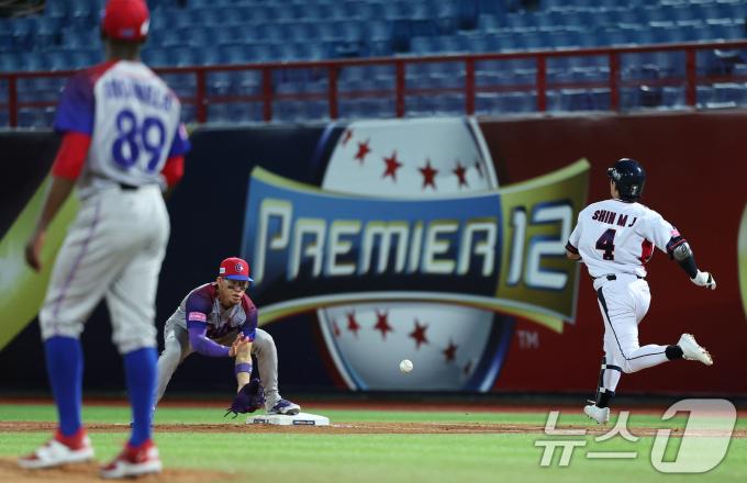 14일(현지시간) 오후 대만 타이베이시 톈무 야구장에서 열린 2024 WBSC 프리미어12 B조 예선 대한민국과 쿠바의 경기, 1회말 대한민국 공격 무사 1루 상황에서 신민재가 희생번트를 친 뒤 1루로 전력질주 하고 있다. 2024.11.14/뉴스1 ⓒ News1 장수영 기자