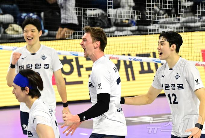 대한항공 선수들이 16일 열린 우리카드와의 경기에서 득점에 성공한 뒤 기뻐하고 있다. (KOVO 제공)