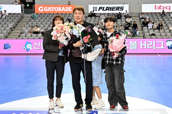 은퇴식에서 가족과 함께 기념 사진을 찍은 박찬영(H리그 제공)
