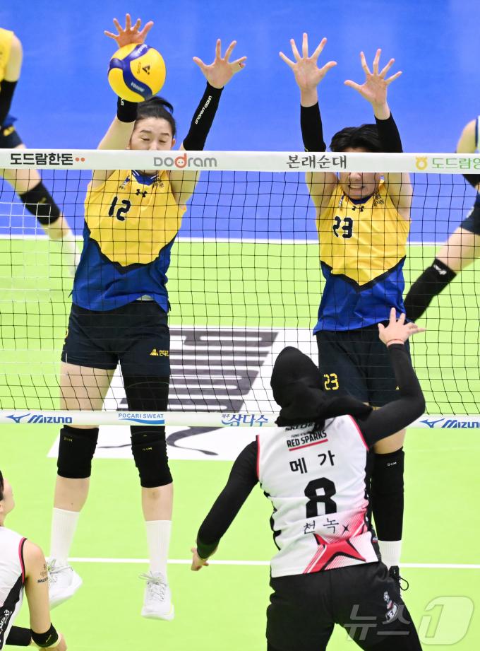 이다현(왼쪽)이 16일 열린 V리그 여자부 정관장과의 경기에서 정관장 메가의 공격을 가로막고 있다. (KOVO 제공)