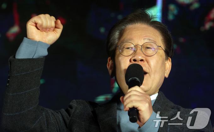이재명 더불어민주당 대표가 16일 서울 광화문광장 앞 도로에서 열린 '김건희·윤석열 국정농단 규탄·특검 촉구 제3차 국민행동의 날 및 시민사회 연대 집회'에서 발언하고 있다. 2024.11