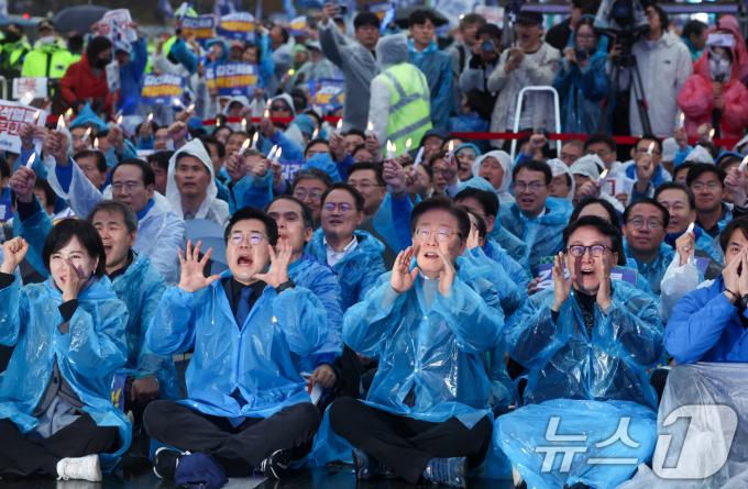 이재명 더불어민주당 대표와 박찬대 원내대표를 비롯한 참석자들이 16일 서울 광화문광장 앞 도로에서 열린 '김건희·윤석열 국정농단 규탄·특검 촉구 제3차 국민행동의 날 및 시민사회 연대 집회'에서 구호를 외치고 있다. 2024.11.16/뉴스1 ⓒ News1 김명섭 기자