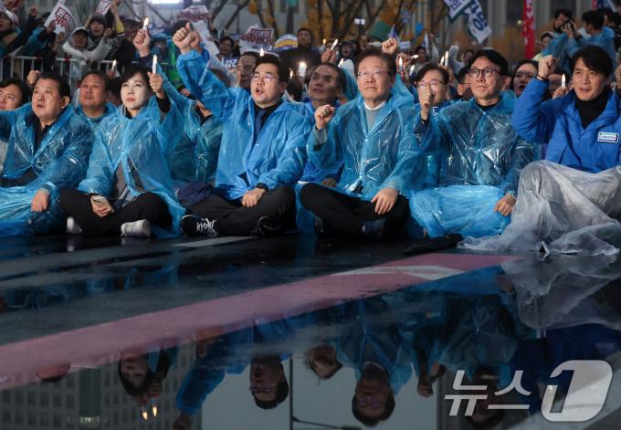 이재명 더불어민주당 대표와 박찬대 원내대표를 비롯한 참석자들이 16일 서울 광화문광장 앞 도로에서 열린 '김건희·윤석열 국정농단 규탄·특검 촉구 제3차 국민행동의 날 및 시민사회 연대 집회'에서 구호를 외치고 있다. 2024.11.16/뉴스1 ⓒ News1 김명섭 기자