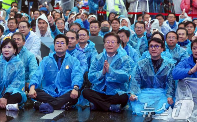 이재명 더불어민주당 대표와 박찬대 원내대표를 비롯한 참석자들이 16일 서울 광화문광장 앞 도로에서 열린 '김건희·윤석열 국정농단 규탄·특검 촉구 제3차 국민행동의 날 및 시민사회 연대 집회'에서 참석해 자리하고 있다. 2024.11.16/뉴스1 ⓒ News1 김명섭 기자