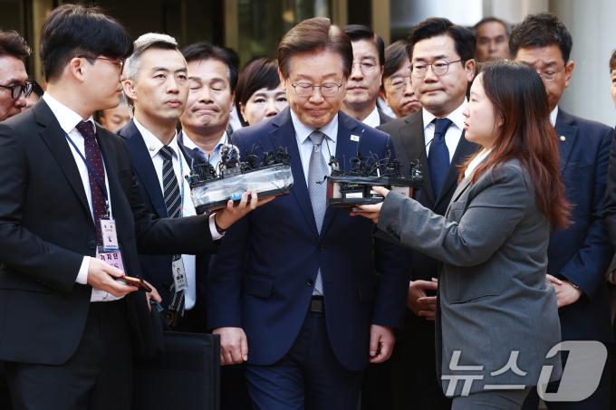 이재명 더불어민주당 대표가 15일 서울 서초구 서울중앙지방법원에서 열린 '공직선거법 위반' 1심 선고 공판에서 징역 1년에 집행유예 2년을 선고 받은 뒤 법정을 나서고 있다. 2024.11.15/뉴스1 ⓒ News1 김민지 기자