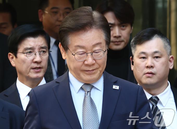 이재명 더불어민주당 대표가 15일 서울 서초구 서울중앙지방법원에서 열린 '공직선거법 위반' 1심 선고 공판에서 징역 1년에 집행유예 2년을 선고받은 뒤 법정을 나서고 있다. 2024.11.15/뉴스1 ⓒ News1 김민지 기자