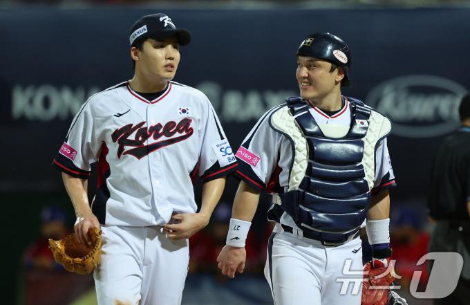 16일(현지시간) 대만 타이베이시 톈무 야구장에서 열린 2024 WBSC 프리미어12 B조 예선 대한민국과 도미니카공화국의 경기, 3회초 대한민국 선발 임찬규가 삼자범퇴로 상대 타선을 돌려 세운 뒤 박동원과 대화하고 있다. 2024.11.16/뉴스1 ⓒ News1 장수영 기자