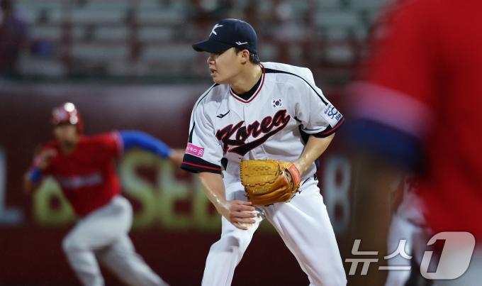 16일(현지시간) 대만 타이베이시 톈무 야구장에서 열린 2024 WBSC 프리미어12 B조 예선 대한민국과 도미니카공화국의 경기, 2회초 대한민국 선발 임찬규가 무사 만루 위기에서 도미니카 마이클 데 레온을 병살처리 하며 1실점 하고 있다. 2024.11.16/뉴스1 ⓒ News1 장수영 기자