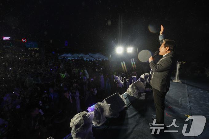 이재명 더불어민주당 대표가 16일 서울 광화문광장 앞 도로에서 열린 '김건희·윤석열 국정농단 규탄·특검 촉구 제3차 국민행동의 날 및 시민사회 연대 집회'에서 발언하고 있다. (공동취재) 2024.11.16/뉴스1 ⓒ News1 김명섭 기자