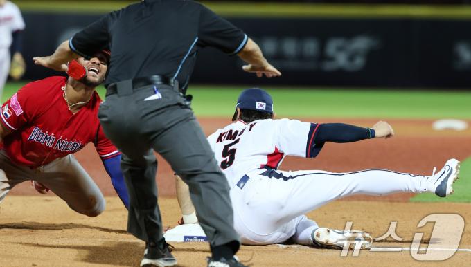 16일(현지시간) 대만 타이베이시 톈무 야구장에서 열린 2024 WBSC 프리미어12 B조 예선 대한민국과 도미니카공화국의 경기, 6회초 쿠바 공격 2사 2루 상황에서 2루주자 세스페데스가 3루를 훔치고 있다. 2024.11.16/뉴스1 ⓒ News1 장수영 기자