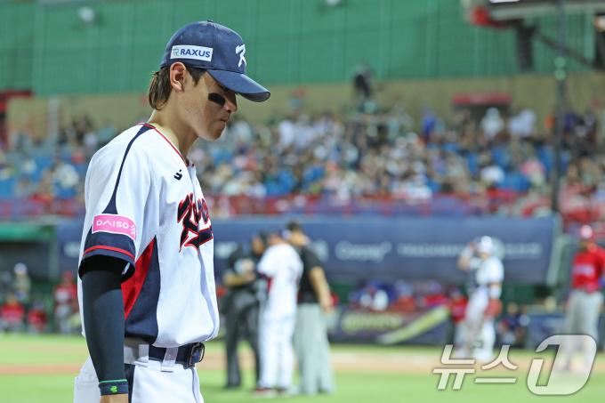 16일(현지시간) 대만 타이베이시 톈무 야구장에서 열린 2024 WBSC 프리미어12 B조 예선 대한민국과 도미니카공화국의 경기, 6회초 쿠바 공격 2사 1루 상황에서 3루수 김도영이 교체로 경기를 마치고 있다. 2024.11.16/뉴스1 ⓒ News1 장수영 기자