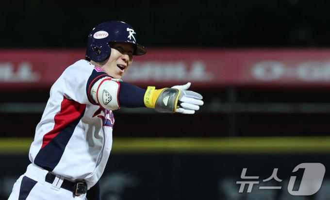 16일(현지시간) 대만 타이베이시 톈무 야구장에서 열린 2024 WBSC 프리미어12 B조 예선 대한민국과 도미니카공화국의 경기 8회말 대한민국 공격 2사 2, 3루 상황에서 박성한이 역전 3루타를 친 뒤 환호하고 있다. 2024.11.16/뉴스1 ⓒ News1 장수영 기자