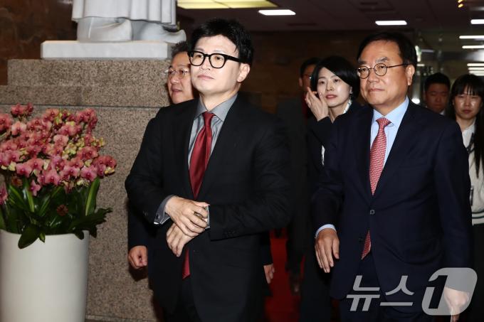 한동훈 국민의힘 대표가 14일 오후 서울 여의도 국회에서 열린 의원총회에 참석하고 있다. 이날 국민의힘 의원들은 본회의에서 세번째 김건희 특검법(윤석열 대통령 배우자 김건희의 주가조작 사건 등의 진상규명을 위한 특별검사 임명 등에 관한 법률안)에 반대하며 본회의장을 퇴장, 의원총회를 가졌다. 2024.11.14/뉴스1 ⓒ News1 이광호 기자