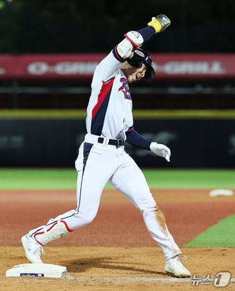 16일(현지시간) 대만 타이베이시 톈무 야구장에서 열린 2024 WBSC 프리미어12 B조 예선 대한민국과 도미니카공화국의 경기 8회말 대한민국 공격 2사 2, 3루 상황에서 박성한이 역전 3루타를 친 뒤 환호하고 있다. 2024.11.16/뉴스1 ⓒ News1 장수영 기자