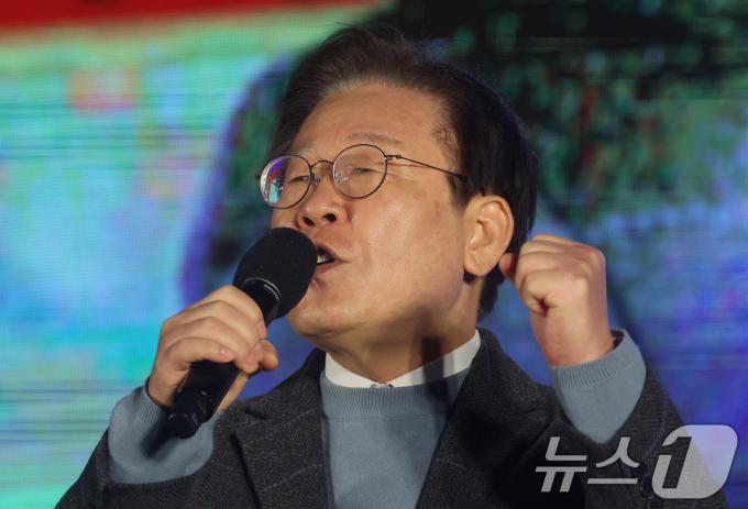 이재명 더불어민주당 대표가 16일 서울 광화문광장 앞 도로에서 열린 '김건희·윤석열 국정농단 규탄·특검 촉구 제3차 국민행동의 날 및 시민사회 연대 집회'에서 발언하고 있다. 2024.11.16/뉴스1 ⓒ News1 김명섭 기자