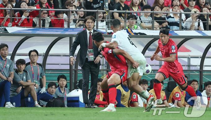 5일 오후 서울 마포구 서울월드컵경기장에서 열린 2026 국제축구연맹(FIFA) 북중미 월드컵 아시아 3차 예선 B조 1차전 대한민국과 팔레스타인의 경기, 후반 홍명보 축구대표팀 감독이 선수들에게 작전을 지시하고 있다. 2024.9.5/뉴스1 ⓒ News1 김진환 기자