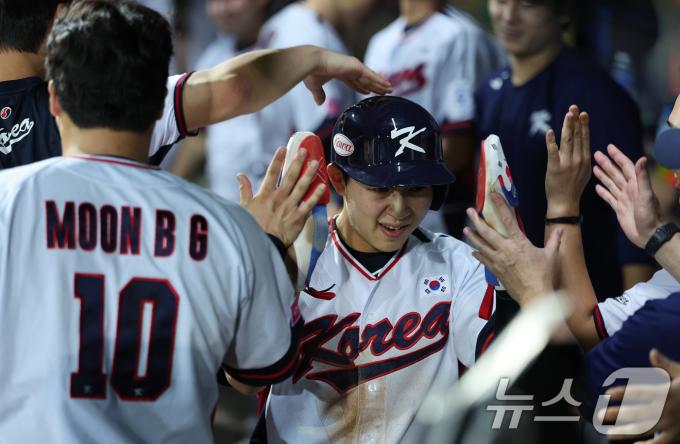 [뉴스1 PICK]박성한 ‘기적의 3루타 대역전’… 프리미어12 슈퍼라운드 포기 없다