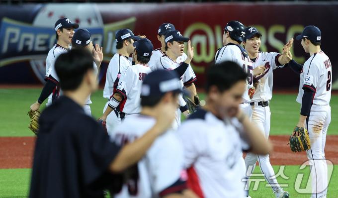 16일(현지시간) 대만 타이베이시 톈무 야구장에서 열린 2024 WBSC 프리미어12 B조 예선 대한민국과 도미니카공화국의 경기에서 9대 6으로 승리한 야구 대표팀 선수들이 자축하고 있다. 2024.11.16/뉴스1 ⓒ News1 장수영 기자