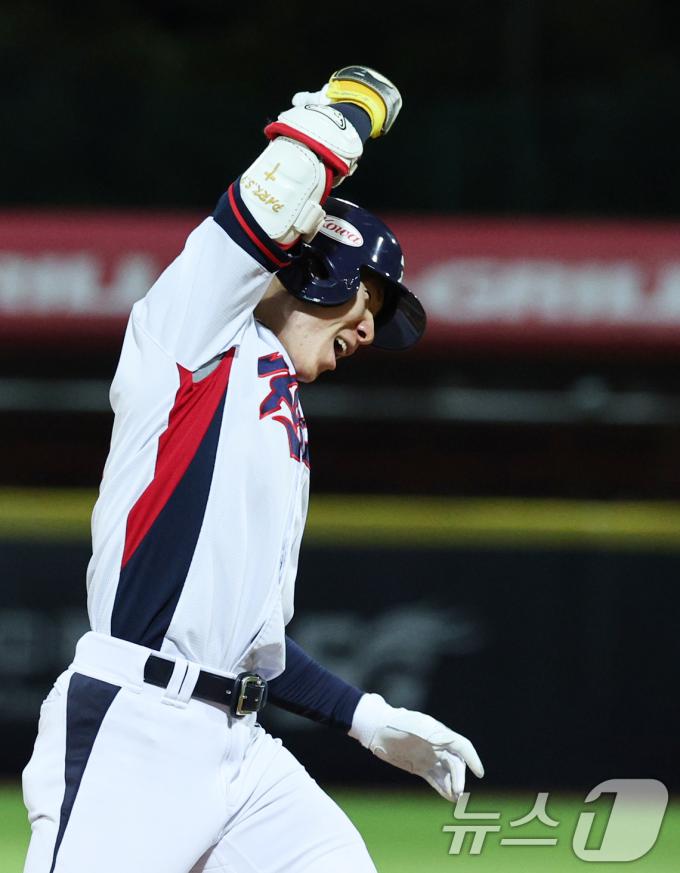 16일(현지시간) 대만 타이베이시 톈무 야구장에서 열린 2024 WBSC 프리미어12 B조 예선 대한민국과 도미니카공화국의 경기 8회말 대한민국 공격 2사 2, 3루 상황에서 박성한이 역전 3루타를 친 뒤 환호하고 있다. 2024.11.16/뉴스1 ⓒ News1 장수영 기자