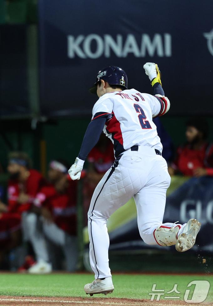 16일(현지시간) 대만 타이베이시 톈무 야구장에서 열린 2024 WBSC 프리미어12 B조 예선 대한민국과 도미니카공화국의 경기 8회말 대한민국 공격 2사 2, 3루 상황에서 박성한이 역전 3루타 치며 주먹을 불끈 쥐고 있다. 2024.11.16/뉴스1 ⓒ News1 장수영 기자